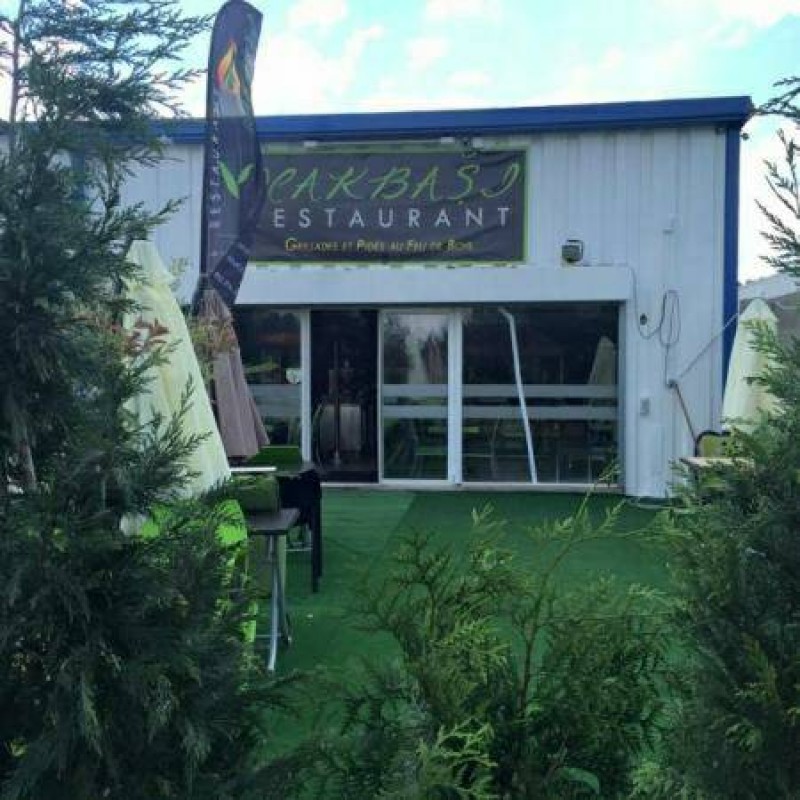 Où manger des spécialités turques cuites au feu de bois à Vaulx en Velin près de Lyon? 