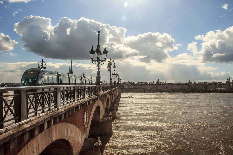 Repas atypique sur un bateau sur la Garonne À Bordeaux Avec Bordeaux sur l'eau