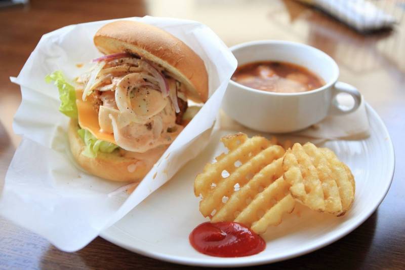 Livraison de plateaux repas en entreprise sur Marseille par Deliss anciennement Chaud Devant