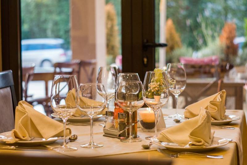 Faire installer une solution acoustique pour réduire le bruit dans la salle de mon restaurant à Aix-en-Provence
